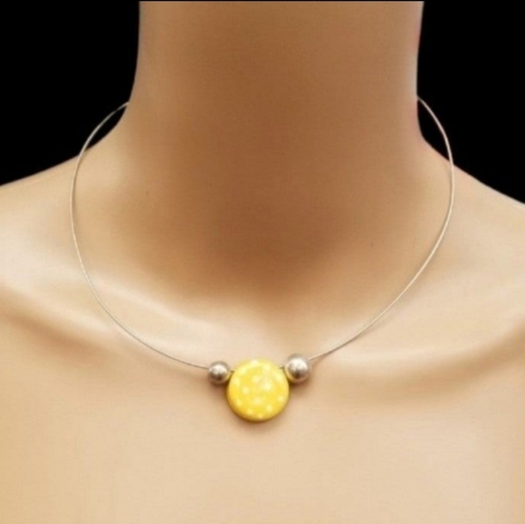 VINTAGE YELLOW POLKA DOT CERAMIC PENDANT & SILVERTONE WIRE COLLAR NECKLACE - Picture 1 of 5
